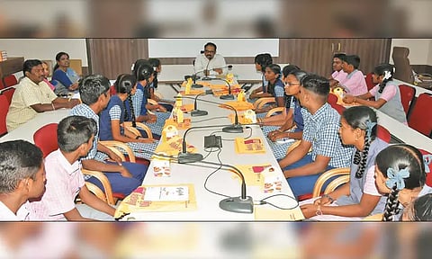 'காபி வித் கலெக்டர்' நிகழ்ச்சியில் மாணவ- மாணவிகளுடன் கலெக்டர் கலந்துரையாடல்