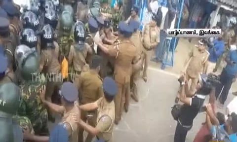 இலங்கையில் அதிபரின் வருகைக்கு எதிர்ப்பு தெரிவித்து யாழ்ப்பாணத்தில் பொதுமக்கள் போராட்டம்