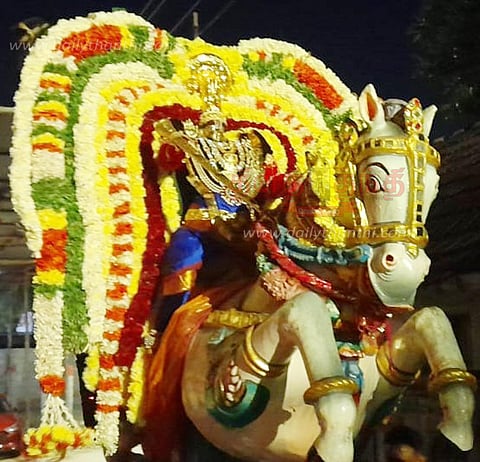குதிரை வாகனத்தில் பெருமாள் வீதிஉலா