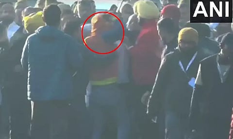 காங்கிரஸ் பாதயாத்திரையில் ராகுல் காந்தியை திடீரென கட்டி பிடித்த நபரால் பரபரப்பு