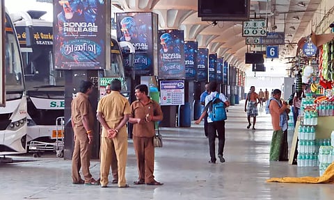 பொங்கல் பண்டிகை கொண்டாட சொந்த ஊர் படையெடுப்பு: சென்னையில், பஸ்-ரெயில்நிலையங்கள் வெறிச்சோடின