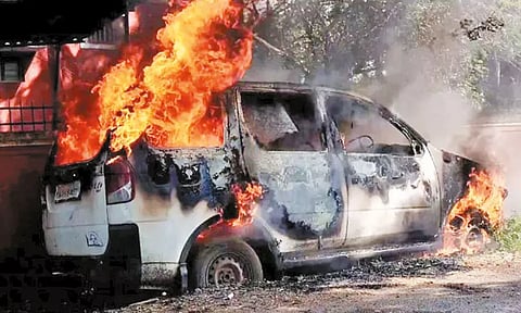 திருமுல்லைவாயல் போலீஸ் நிலையம் அருகே வழக்கில் சிக்கிய கார் தீயில் எரிந்து நாசம்