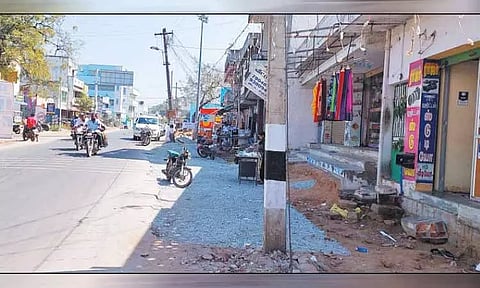 திருத்தணி நகராட்சியில் மின்கம்பங்களை மாற்றி அமைக்காமல் நடைபெறும் சாலை விரிவாக்க பணி