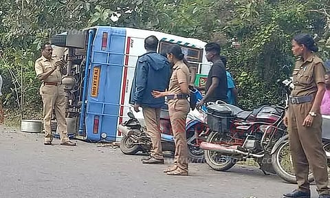 வேன் கவிழ்ந்து விபத்து