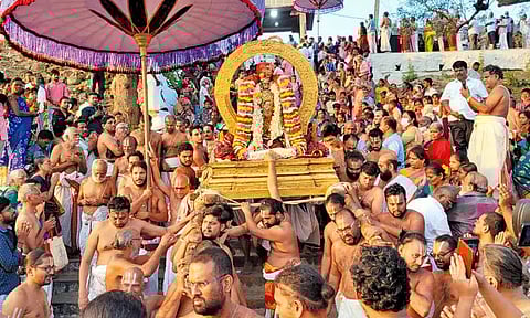 பழையசீவரம் கிராமத்தில் பாரிவேட்டை திருவிழா - காஞ்சீபுரம் வரதராஜ பெருமாள் எழுந்தருளினார்