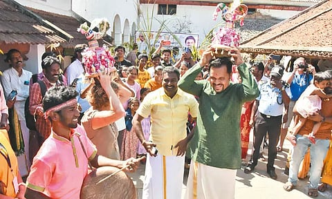 மாமல்லபுரம் அருகே வெளிநாட்டு பயணிகளுடன் பொங்கல் கொண்டாடிய கலெக்டர்