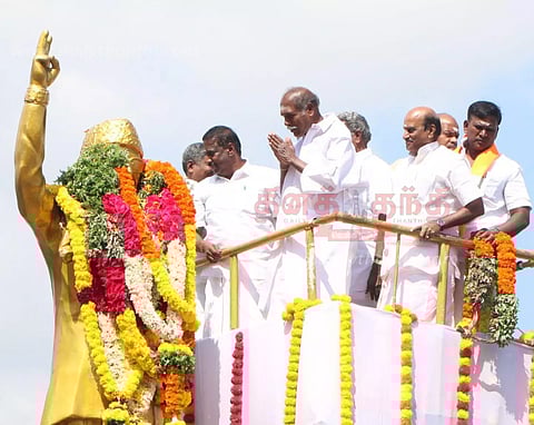 உருவச்சிலைக்கு, அரசியல் கட்சியினர் மாலை அணிவித்து மரியாதை