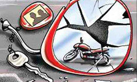 மின்கம்பத்தில் மோட்டார் சைக்கிள் மோதி வாலிபர் பலி