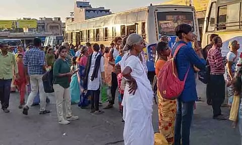 கரூரில் இருந்து வெளியூர்களுக்கு பொதுமக்கள் படையெடுப்பு