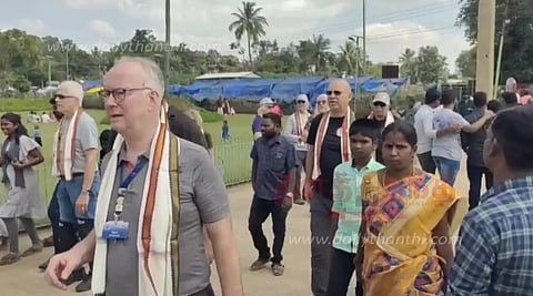 பிரகதீஸ்வரர் கோவிலில் குவிந்த வெளிநாட்டு பயணிகள்