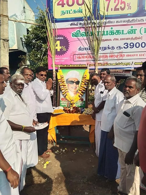 சிலைக்கு மாலை அணிவித்து அ.தி.மு.க.வினர் மரியாதை