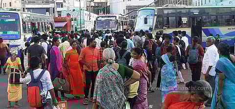 பஸ்நிலையத்தில் அலைமோதிய பயணிகள் கூட்டம்