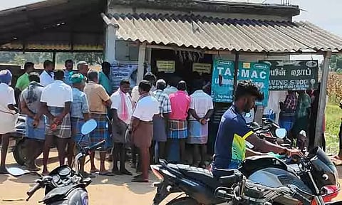 டாஸ்மாக் கடையில் குவிந்த மதுப்பிரியர்களால் பரபரப்பு