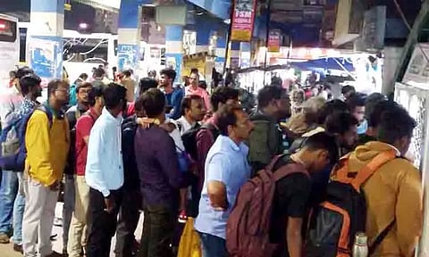 திருச்சி மத்திய பஸ் நிலையத்தில் பயணிகள் கூட்டம் அலைமோதியது