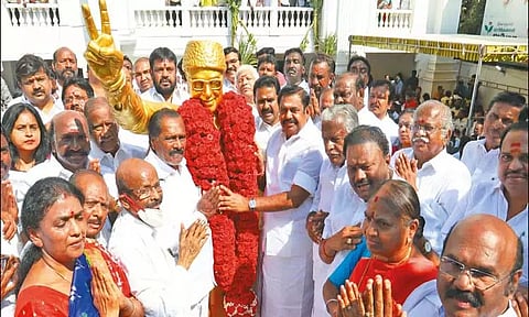 106-வது பிறந்தநாள் கொண்டாட்டம்: எம்.ஜி.ஆர். சிலைக்கு எடப்பாடி பழனிசாமி, ஓ.பன்னீர்செல்வம் மரியாதை