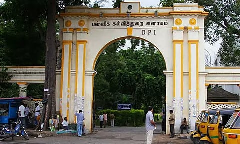 தமிழகத்தில் 912 தற்காலிக ஆசிரியர்களுக்கு மேலும் 3 மாதம் பணி நீட்டிப்பு