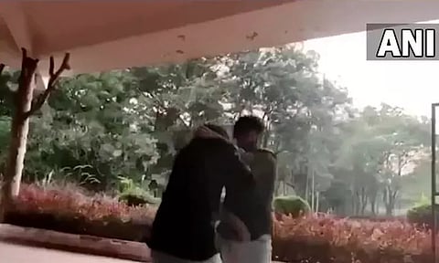 கல்லூரி மாணவர் மீது தெலுங்கானா பா.ஜ.க. தலைவரின் மகன் கடுமையான தாக்குதல்; வைரலான வீடியோ