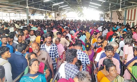காணும் பொங்கலையொட்டி சிறுவாபுரி முருகன் கோவிலில் அலைமோதிய பக்தர்கள் கூட்டம்