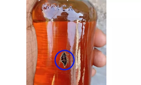 மதுபாட்டிலுக்குள் கிடந்த கரப்பான் பூச்சி - மதுப்பிரியர்கள் அதிர்ச்சி