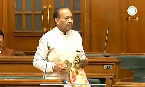 பணி நியமனத்தில் லஞ்சம்; பணத்துடன் டெல்லி ஆம் ஆத்மி எம்.எல்.ஏ. பகிரங்க குற்றச்சாட்டு