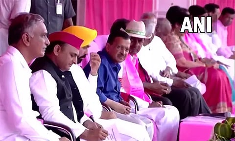 நாடு மாற்றத்தை விரும்புகிறது- சந்திரசேகர் ராவ் கட்சி பொதுக்கூட்டத்தில் பங்கேற்ற கெஜ்ரிவால் பேச்சு