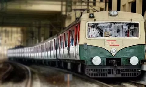 கிண்டி அருகே மின்சார ரெயிலில் அடிபட்டு தனியார் நிறுவன ஊழியர் பலி