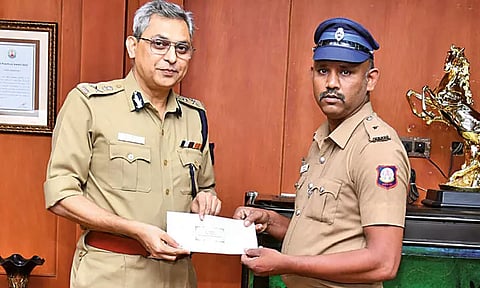 வீட்டை விட்டு வெளியேறிய 13 வயது சிறுவன் - ஒரு மணி நேரத்தில் மீட்ட போலீஸ்காரருக்கு கமிஷனர் பாராட்டு