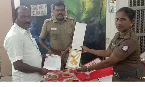 சாலையில் கிடந்த 12 பவுன் நகைகளை போலீசில் ஒப்படைத்த டாஸ்மாக் ஊழியர்