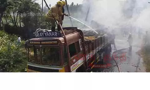 மின் கம்பிகள் மீது உரசியதால் லாரியில் தீப்பிடித்து வைக்கோல்கள் எரிந்து நாசம்