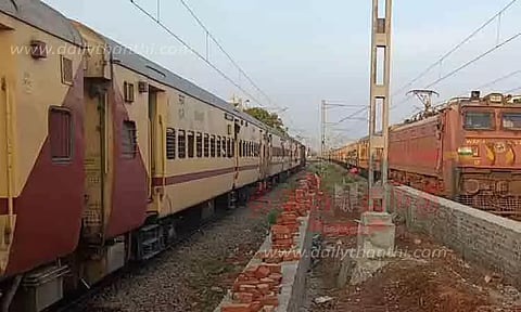 சிக்னல் கோளாறால் குருவாயூர் எக்ஸ்பிரஸ் ரயில் நடுவழியில் நிறுத்தம்