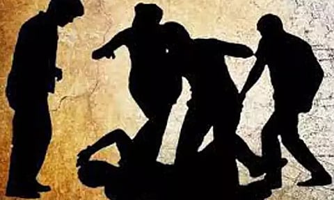 தொழிலாளியை கத்தியால் வெட்டிய ரவுடிகள் பொதுமக்கள் மடக்கிப்பிடித்து தர்மஅடி