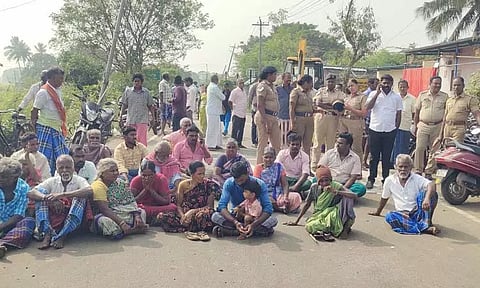 விருத்தாசலம் அருகே ஆக்கிரமிப்பை அகற்ற எதிர்ப்பு தெரிவித்து பொதுமக்கள் சாலை மறியல்