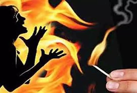 அடுப்பு பற்ற வைத்தபோதுஆடையில் தீப்பிடித்து பெண் படுகாயம்