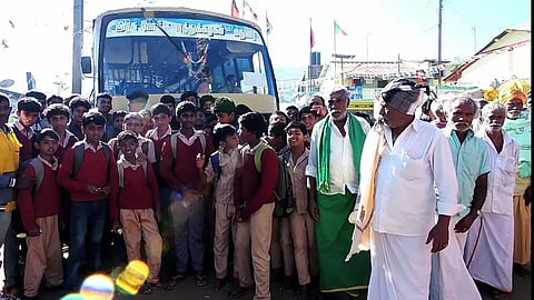 தாமதமாக வந்த அரசு பஸ்சை சிறை பிடித்து மாணவர்கள் போராட்டம்