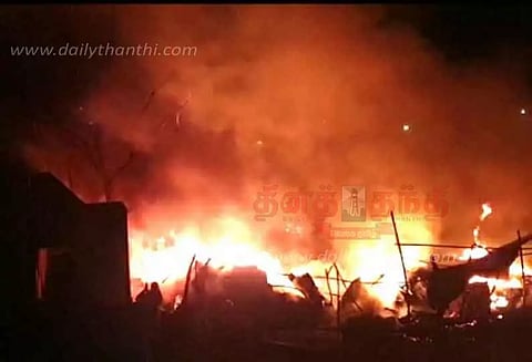 கடை தீப்பற்றி எரிந்ததில் பழங்கள் நாசம்