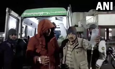 ஜம்மு காஷ்மீரில் கார் பள்ளத்தாக்கில் விழுந்து விபத்து: 5 பேர் உயிரிழப்பு !