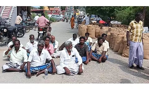 ஒழுங்குமுறை விற்பனைக்கூடத்தில் எடைபோடுவதில் முறைகேடு:திருவெண்ணெய்நல்லூரில் விவசாயிகள் சாலை மறியல்