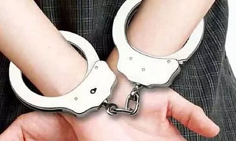 மோட்டார் சைக்கிளில் ரேஷன் அரிசி கடத்தியவர் கைது