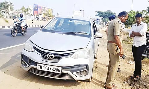 சொகுசு காரில் கொண்டு சென்றபோது ஆந்திர டிரைவரை தாக்கி ரூ.2 கோடி பணம் கொள்ளை