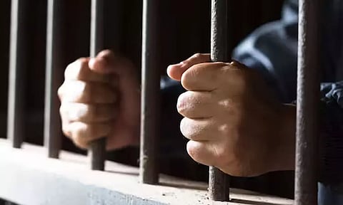 வாலிபருடன் காரை அபாயகரமாக ஓட்டிய விவகாரத்தில் பெண் உள்பட 5 பேர் கைது