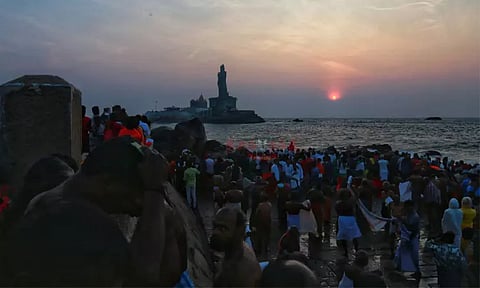 குமரியில் சூரியன் உதயமான காட்சியை காண குவிந்த சுற்றுலா பயணிகள்...!