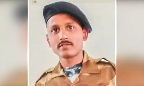 மர்மநபர் செல்போன் பறித்தபோது ஓடும் ரெயிலில் இருந்து கீழே விழுந்த மத்திய தொழில் பாதுகாப்பு படை வீரர் - ரெயிலை தவறவிட்டு கதறி அழுதவருக்கு பொதுமக்கள் உதவி