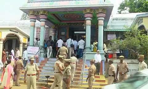 கோகுல்ராஜ் கொலை வழக்கு: திருச்செங்கோடு கோவிலில் சென்னை ஐகோர்ட்டு நீதிபதிகள் நேரில் ஆய்வு