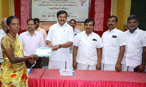 38 பேருக்கு விலையில்லா வீட்டுமனை பட்டா - அமைச்சர் மு.பெ.சாமிநாதன் வழங்கினார்