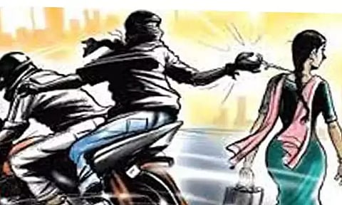 வாலாஜாபாத்தில் பெண்ணிடம் 4 பவுன் நகை பறிப்பு