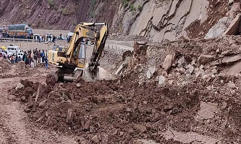 நிலச்சரிவு காரணமாக மூடப்பட்ட ஜம்மு-ஸ்ரீநகர் தேசிய நெடுஞ்சாலை மீண்டும் திறப்பு