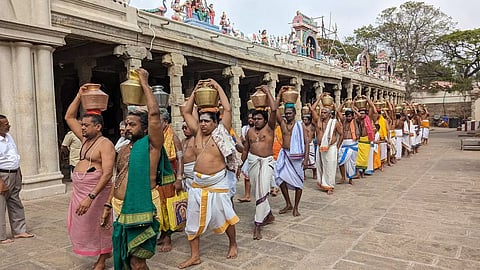 பழனி முருகன் கோவிலுக்கு 108 தீர்த்த குடங்களை ஊர்வலமாக எடுத்து வந்த அர்ச்சகர்கள்