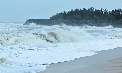 மாமல்லபுரத்தில் கடலில் அடித்துச் செல்லப்பட்டதாக நினைத்த சிறுவன் உயிருடன் மீட்பு; பெற்றோர் ஆனந்த கண்ணீர்