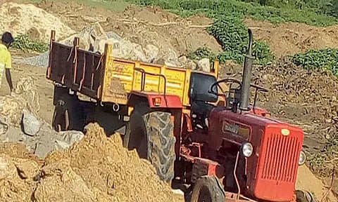 கனகம்மாசத்திரம் அருகே அனுமதி இன்றி கருங்கற்களை ஏற்றி வந்த டிராக்டர் சிக்கியது