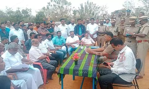 பொதுமக்கள் காத்திருப்பு போராட்டம்